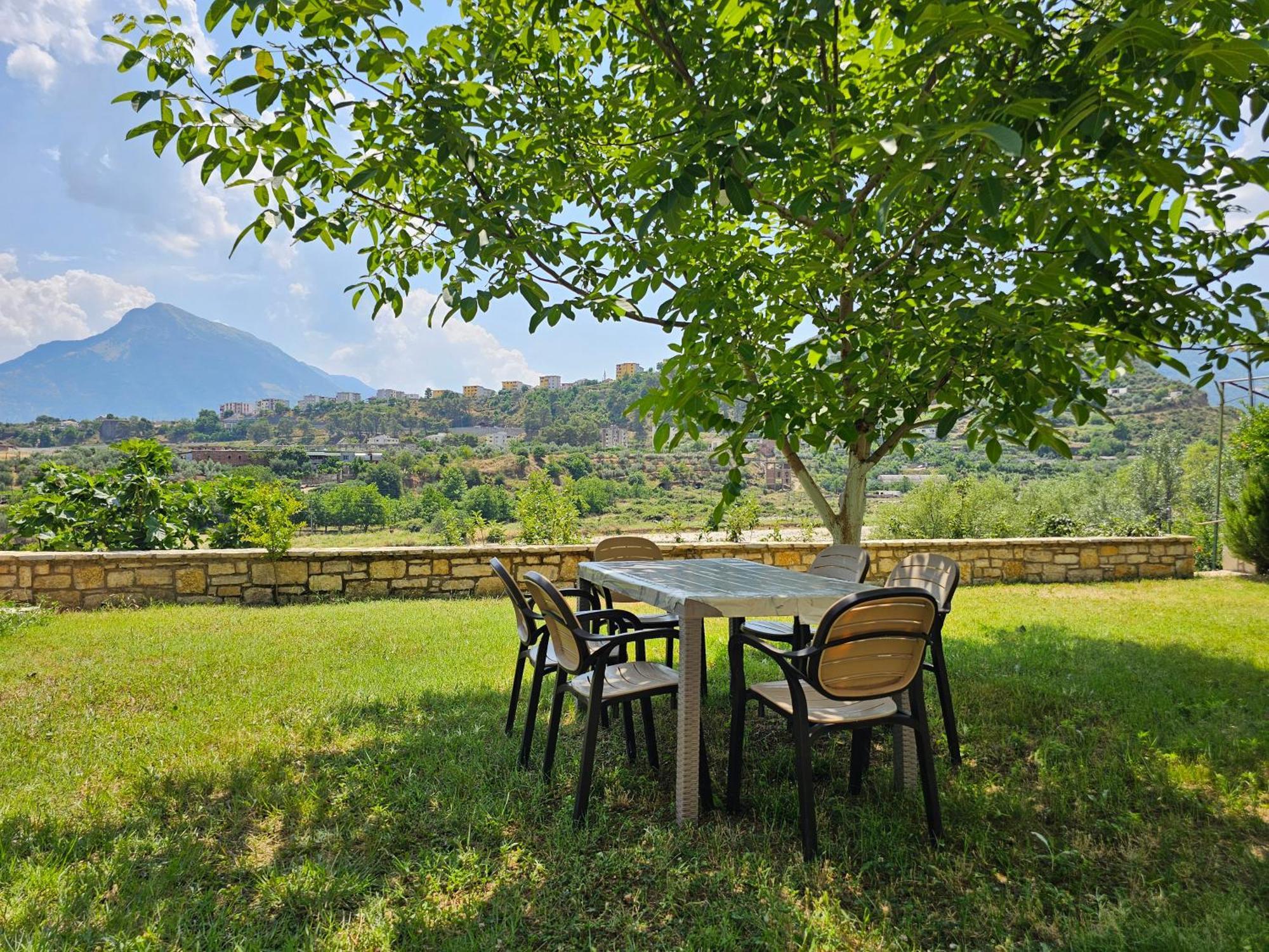 River Escape - Private Beach, Scenic View & Bbq Villa Tepelene