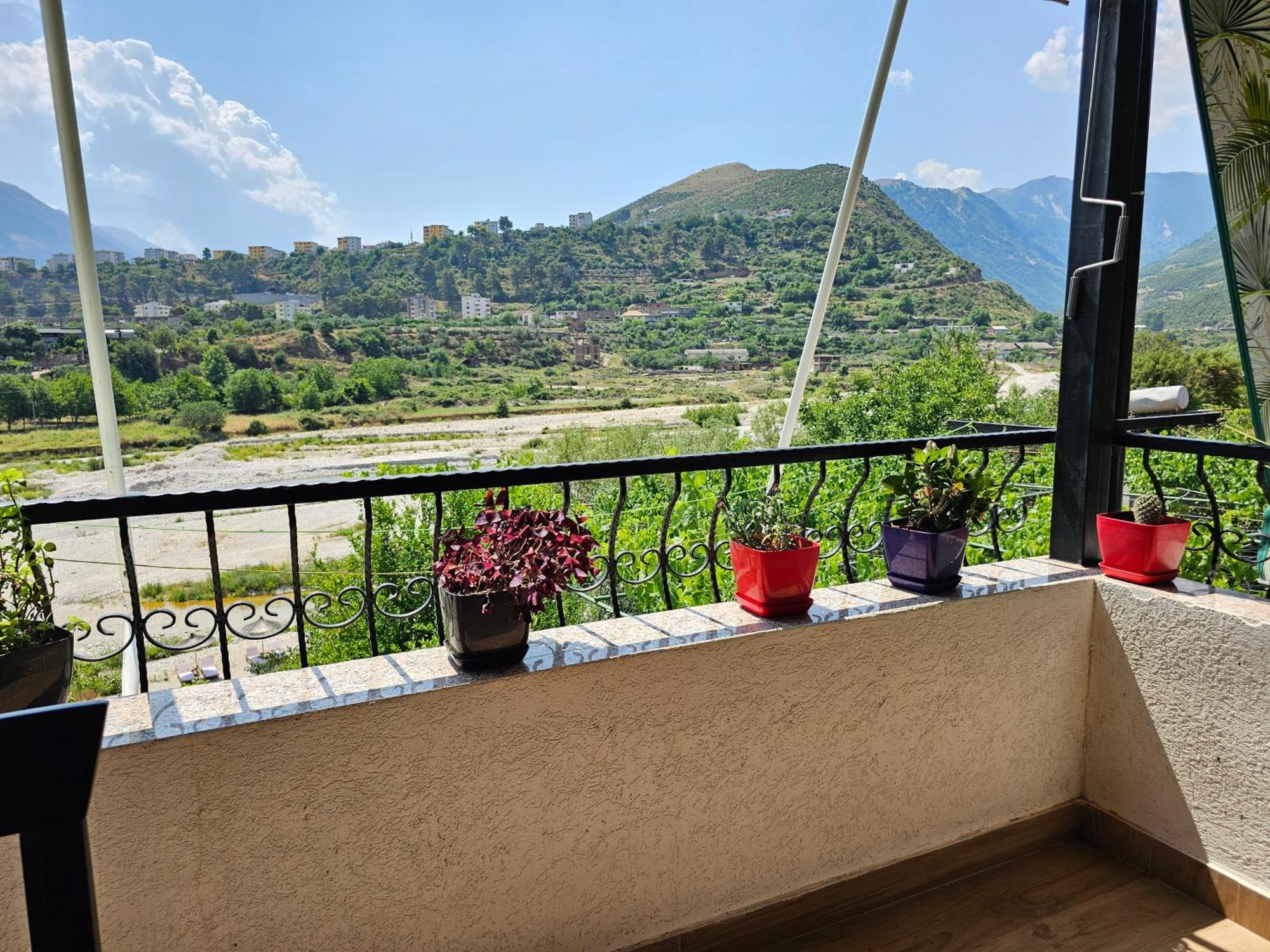 Villa River Escape - Private Beach, Scenic View & Bbq