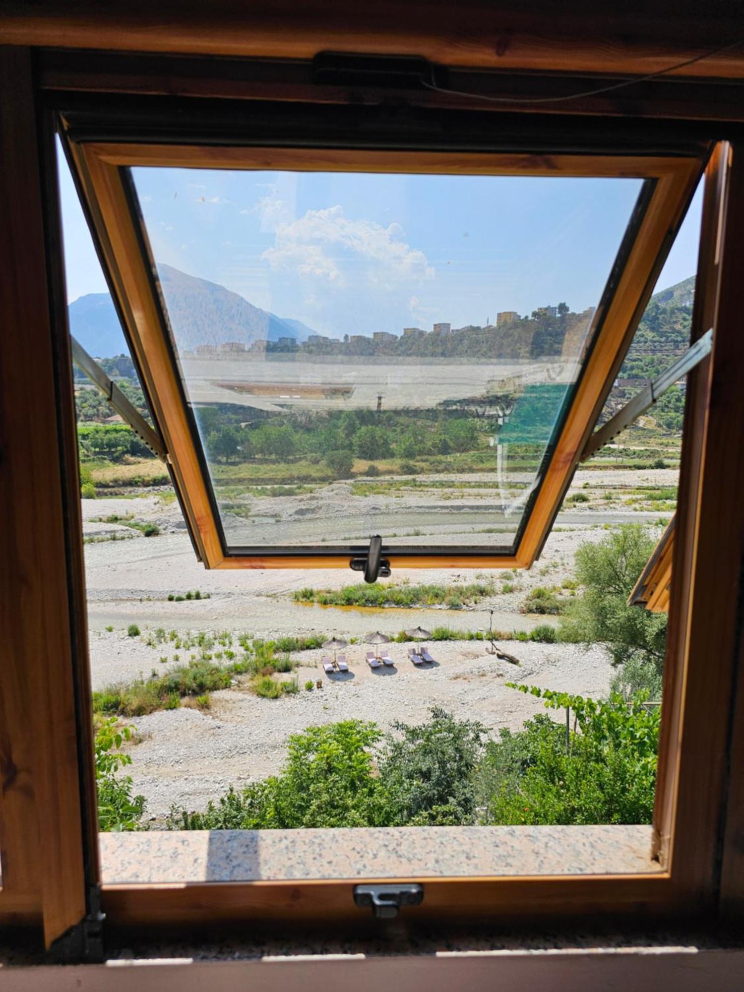 River Escape - Private Beach, Scenic View & Bbq Villa Tepelene
