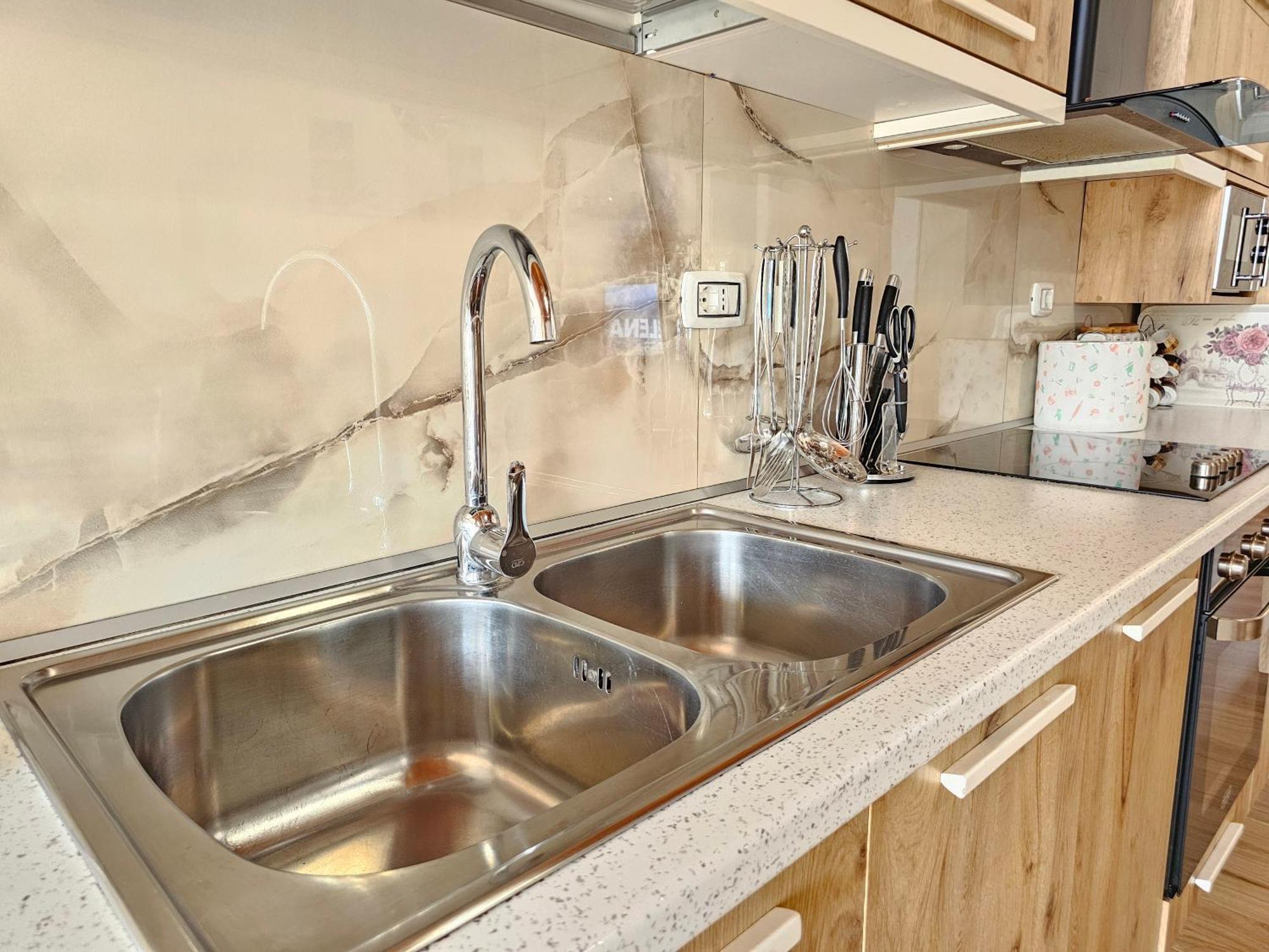 Villa River Escape - Private Beach, Scenic View & Bbq