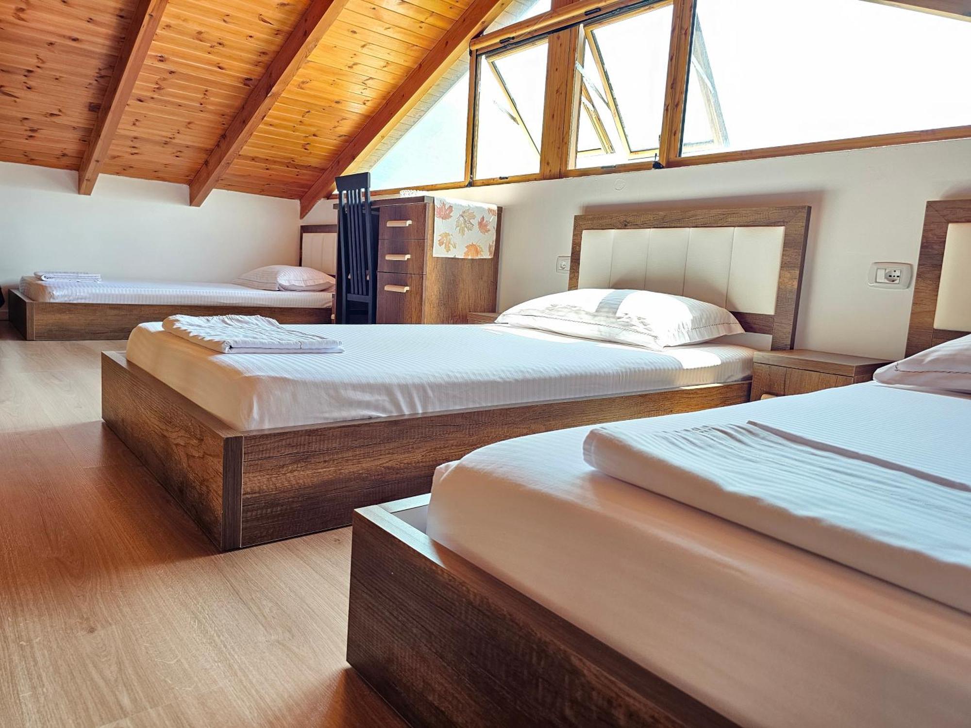 Villa River Escape - Private Beach, Scenic View & Bbq *
