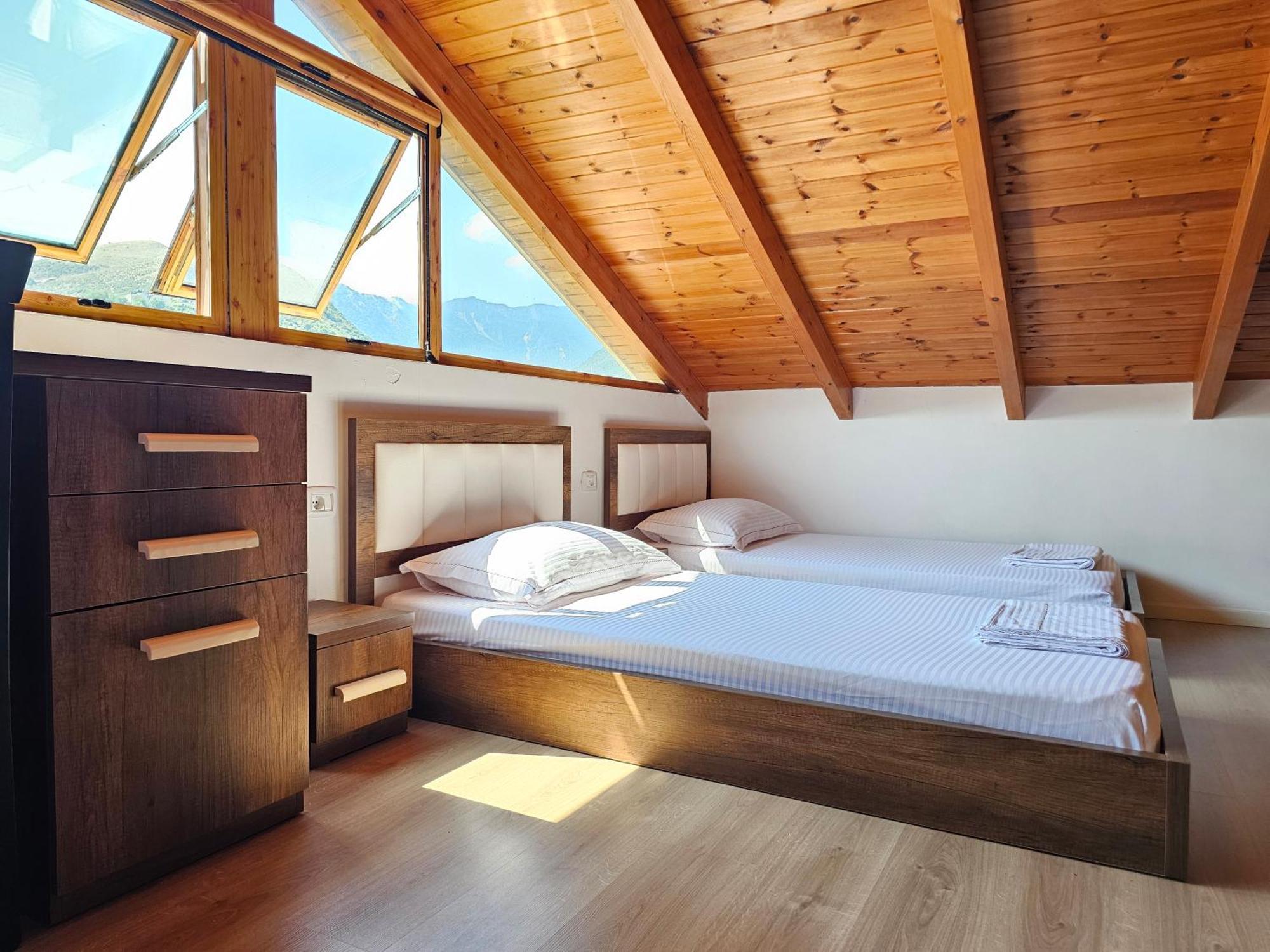 River Escape - Private Beach, Scenic View & Bbq Villa Tepelene